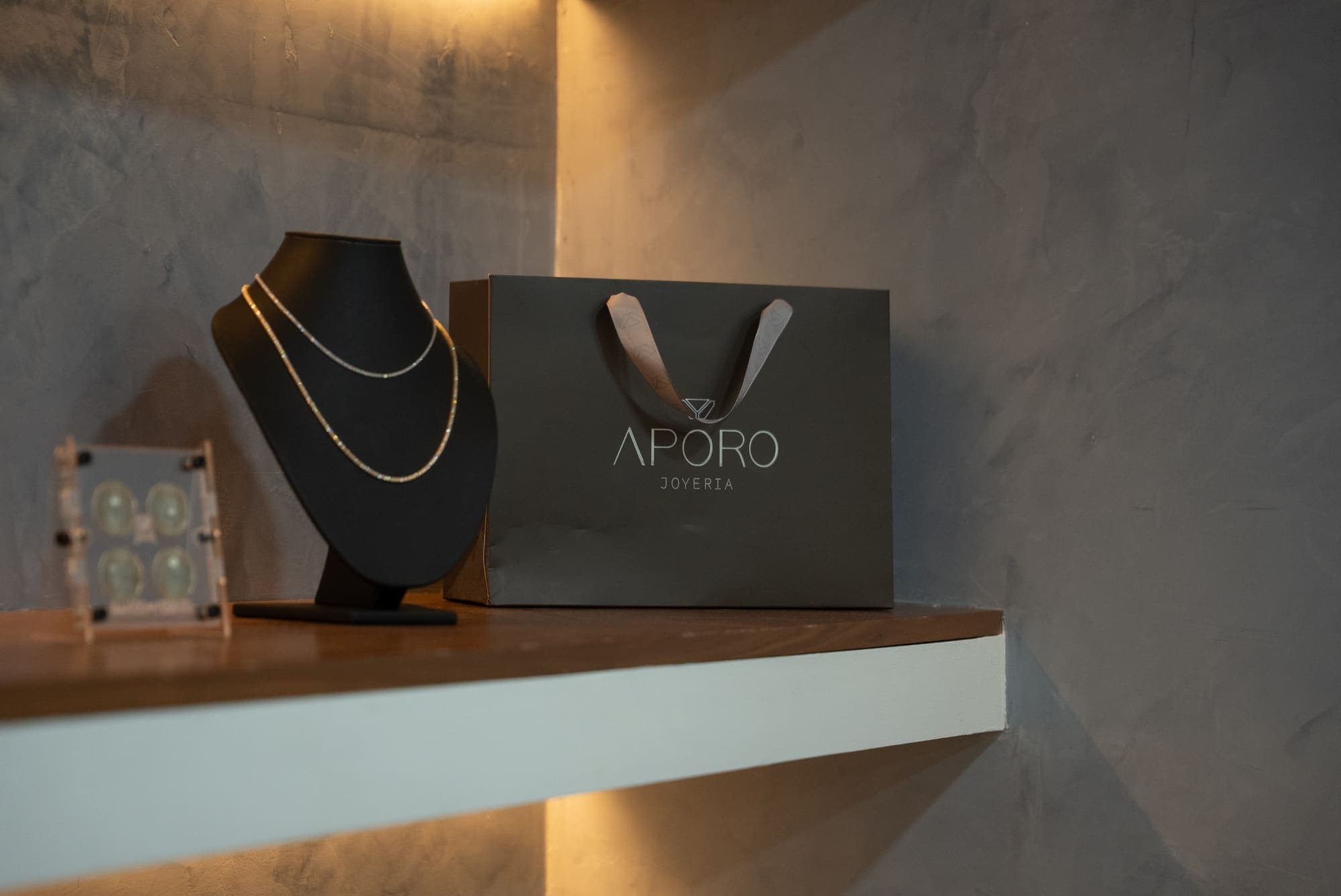 Pieza APORO 5 — macro editorial, fondo sobrio, sin precio